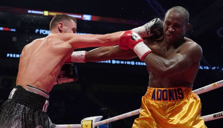 El brutal nocaut que dejó en estado crítico a un campeón semipesado de boxeo (Video)