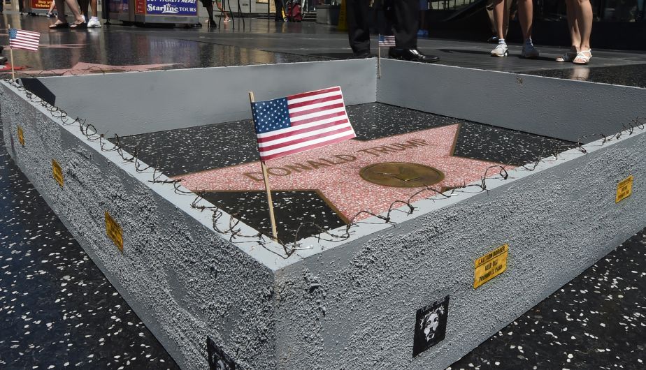 Arrestan a hombre por dibujar símbolo nazi en la estrella de Trump en Hollywood