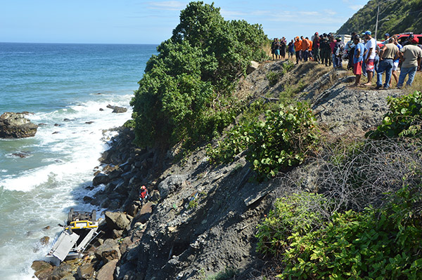 Una fallecida y tres heridos tras caer camión al mar en Naiguatá