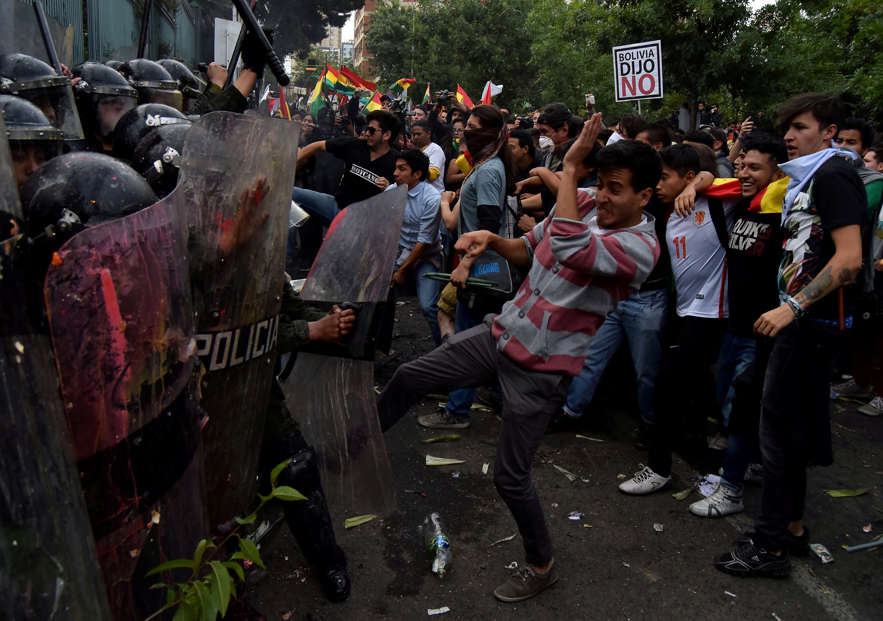 Así fueron las protestas contra la candidatura de Evo Morales que dejó un muerto y dos policías heridos (Fotos)