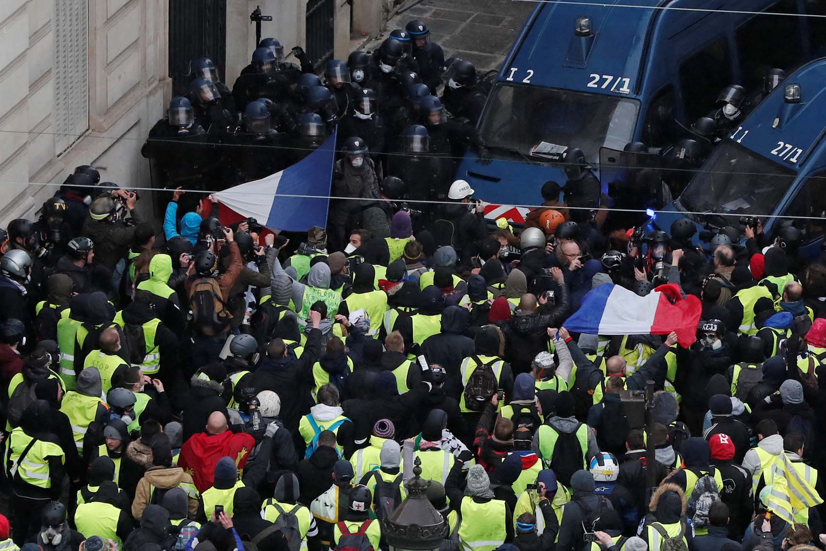 Los chalecos amarillos decididos a continuar las protestas pese a llamados a la calma