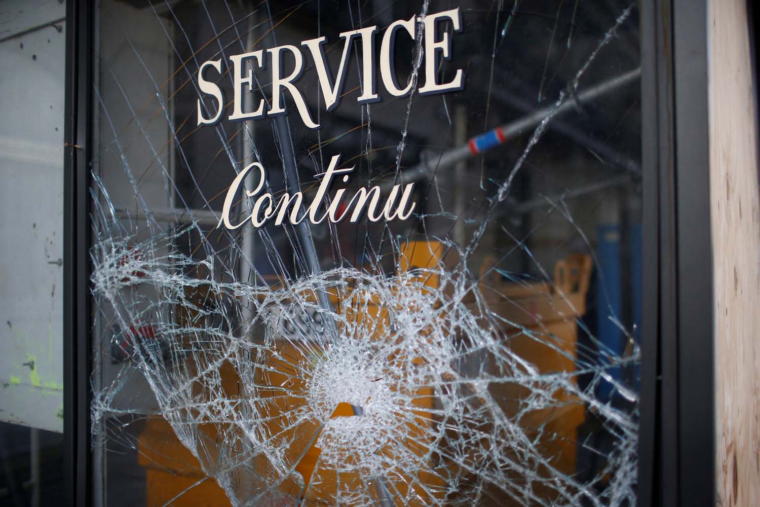 Destrozos y saqueos en comercios de París dejó la protesta de los chalecos amarillos (FOTOS)