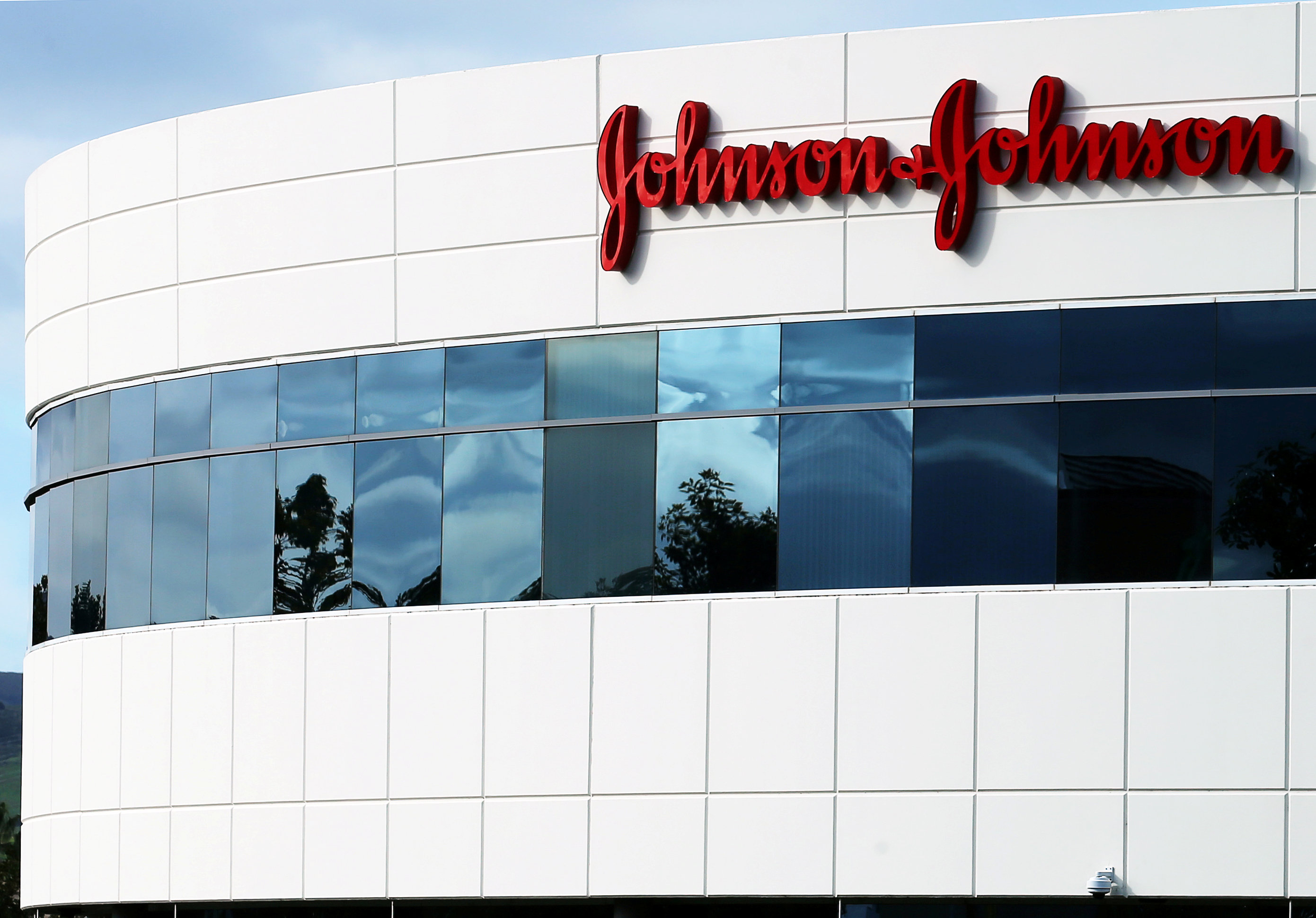 Johnson & Johnson detuvo ensayos de su vacuna por un voluntario enfermo