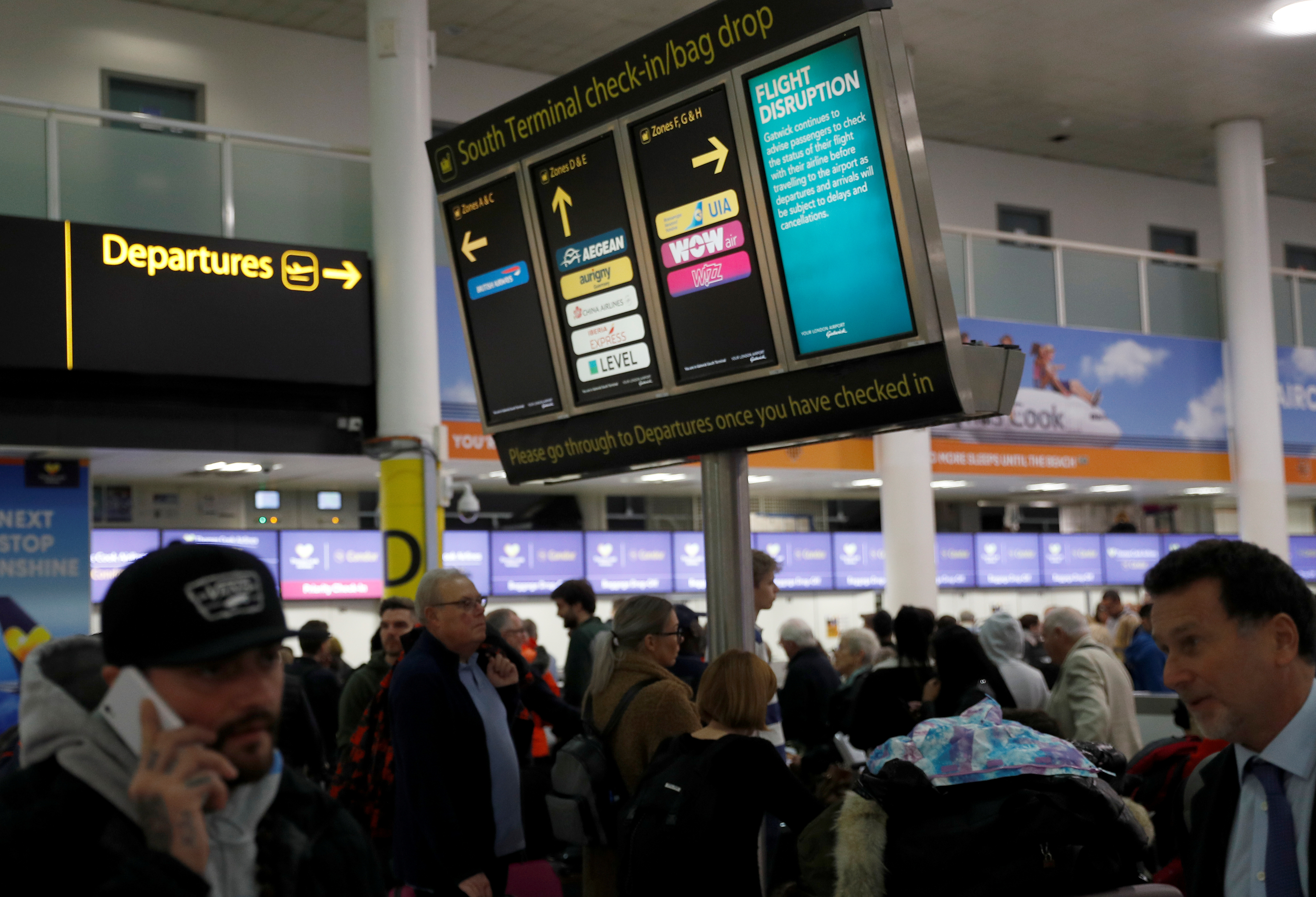 Policía británica detiene a dos personas por el caos de los drones en aeropuerto de Londres