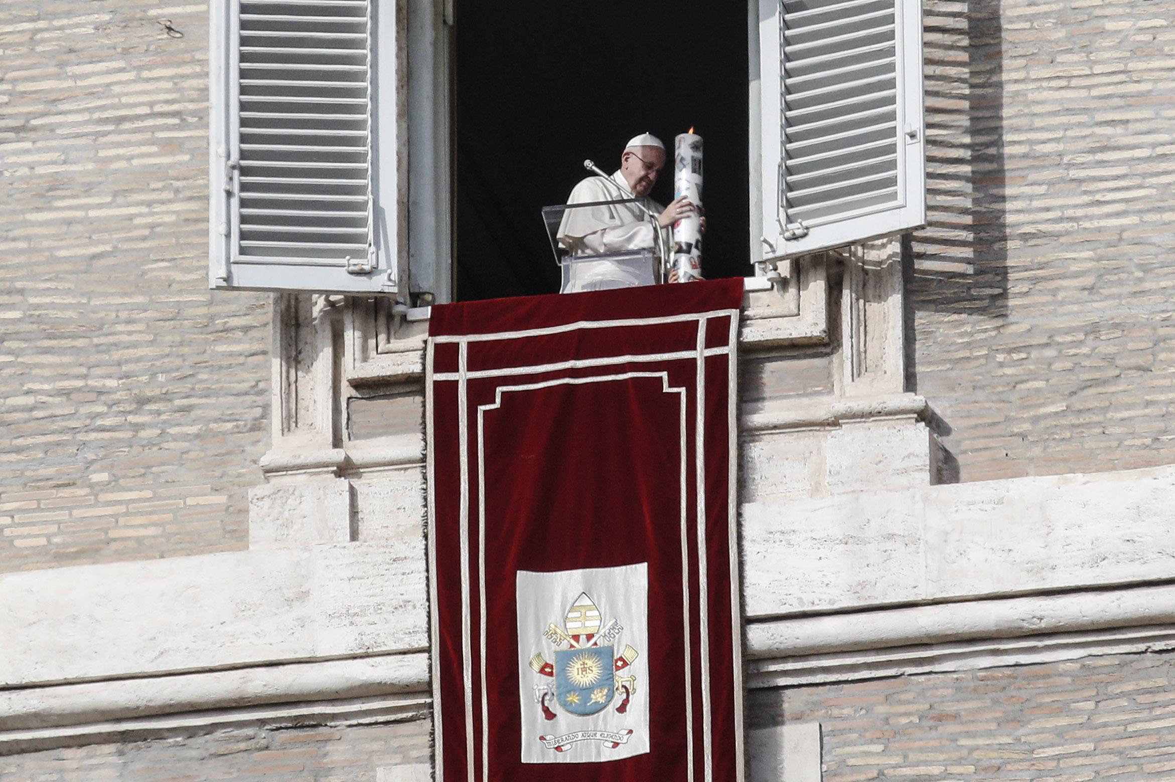 El Papa enciende un cirio por la paz en Siria y en el mundo