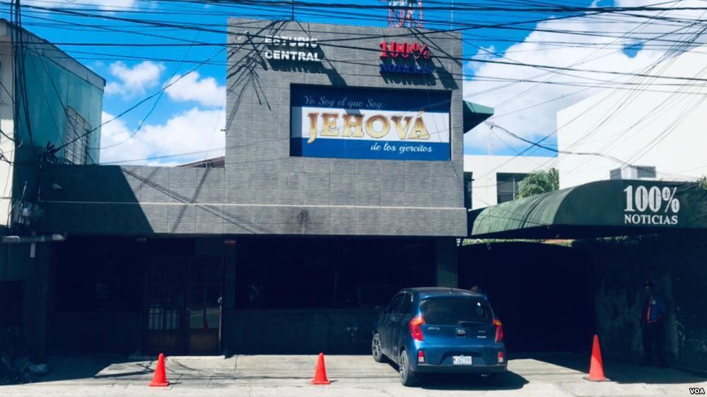 Esposa del director de televisora opositora en Nicaragua denuncia vil secuestro y persecución