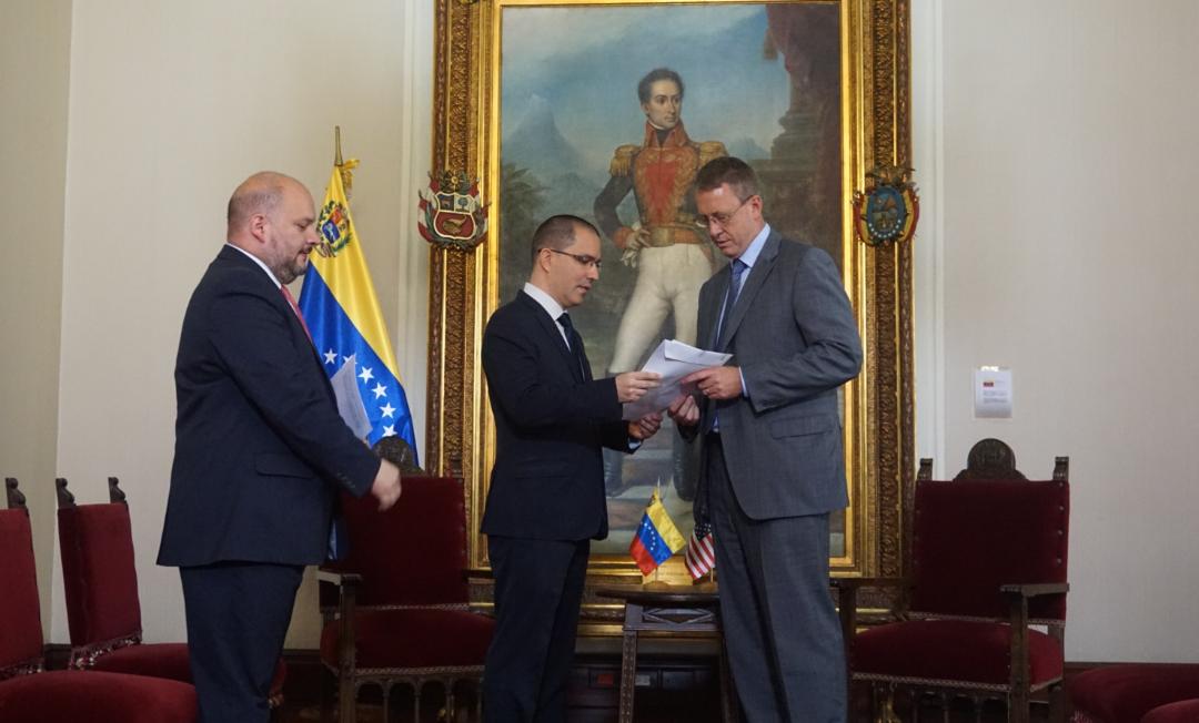 Gobierno bolivariano entregó nota de protesta a encargado de negocios de Estados Unidos (Fotos)