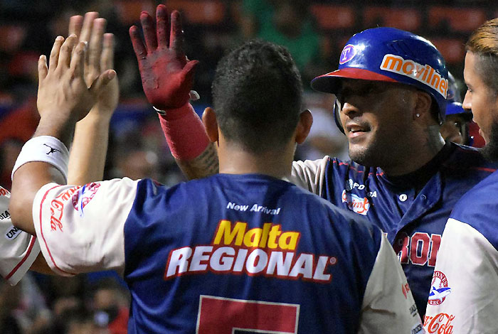 ¡Pa’ encima! Tiburones devoró a las Águilas y da un gran paso en la clasificación: Resultados de la LVBP del #5Dic