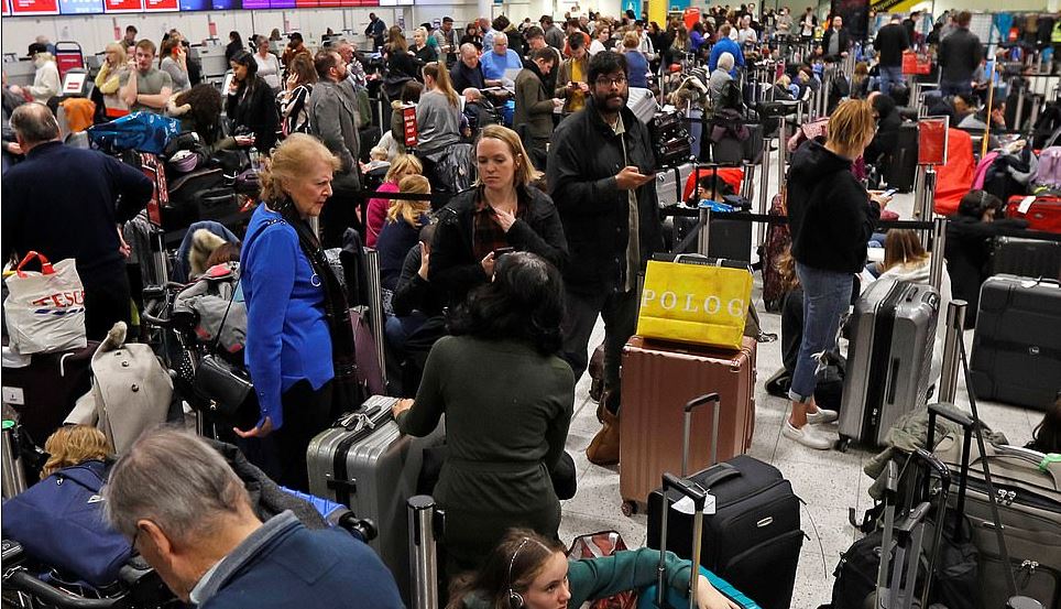 Caos en aeropuerto de Londres por presencia de drones en la pista