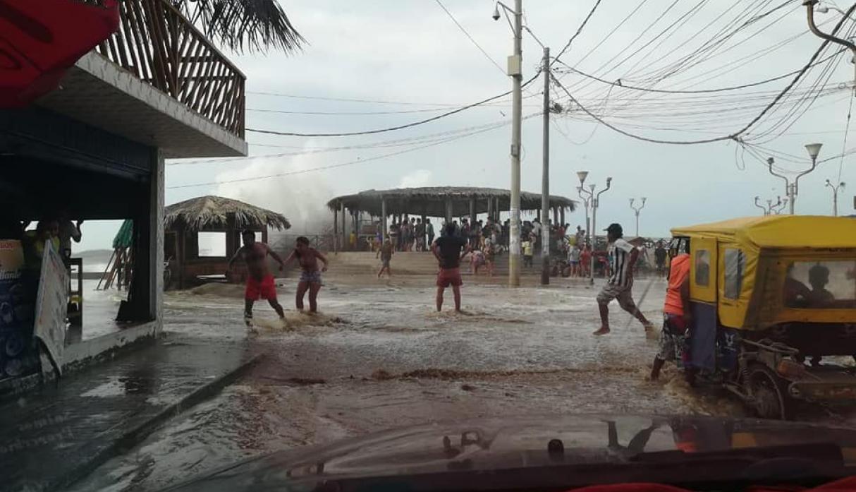 Cierran 33 puertos en Perú tras desborde del mar en zona turística (Fotos y Video)