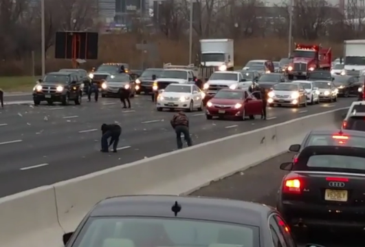 Llovió medio millón de dólares en una autopista de EEUU (videos)