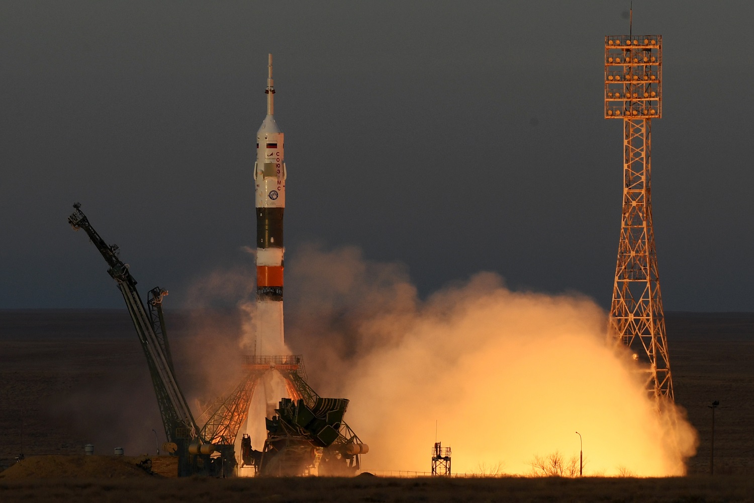 Soyuz despega con tres astronautas en primera misión tras lanzamiento fallido de octubre (Fotos)