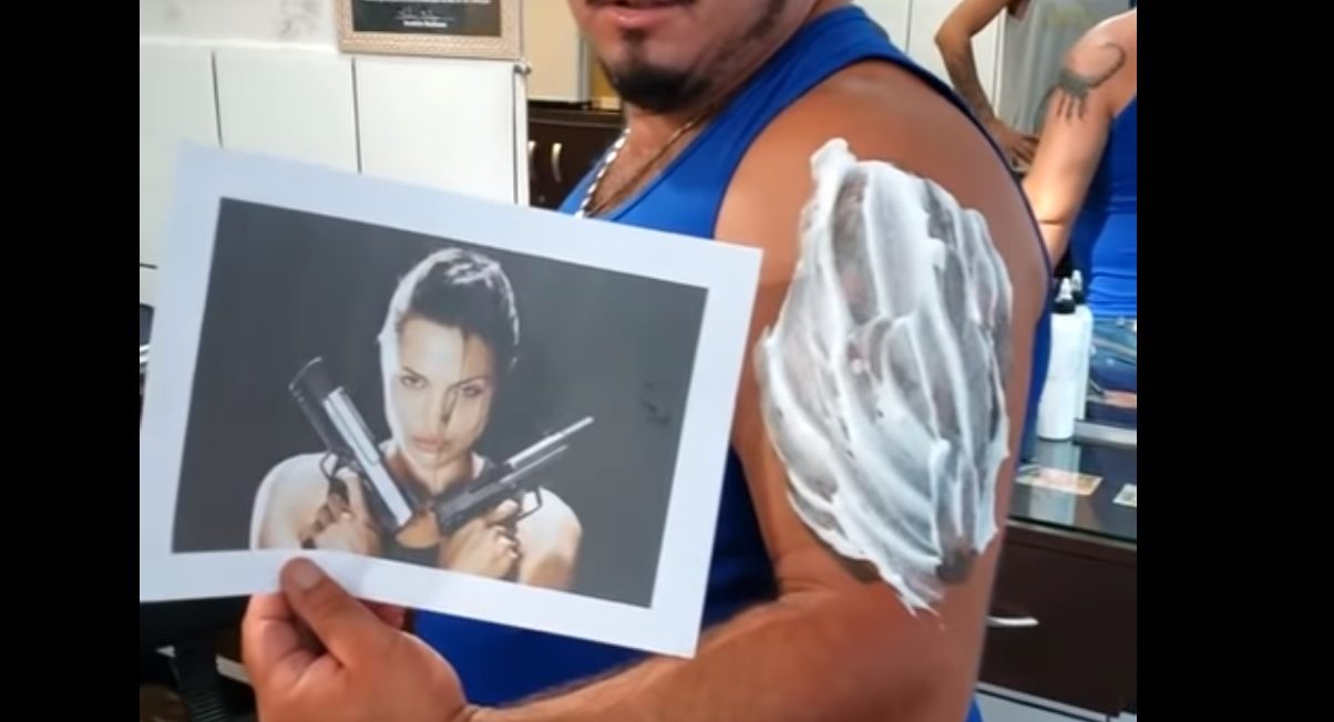 Quiso tatuarse a Angelina Jolie en el brazo y el resultado fue espantoso [Video]