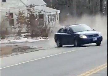 EN VIDEO: Grababa su achante en una cola cuando una persecución a lo “Rápido y Furioso”  terminó desbaratándole el carro