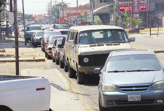 Cobran 600 bolívares por un “pase vip” para llenar tanque de gasolina en Zulia