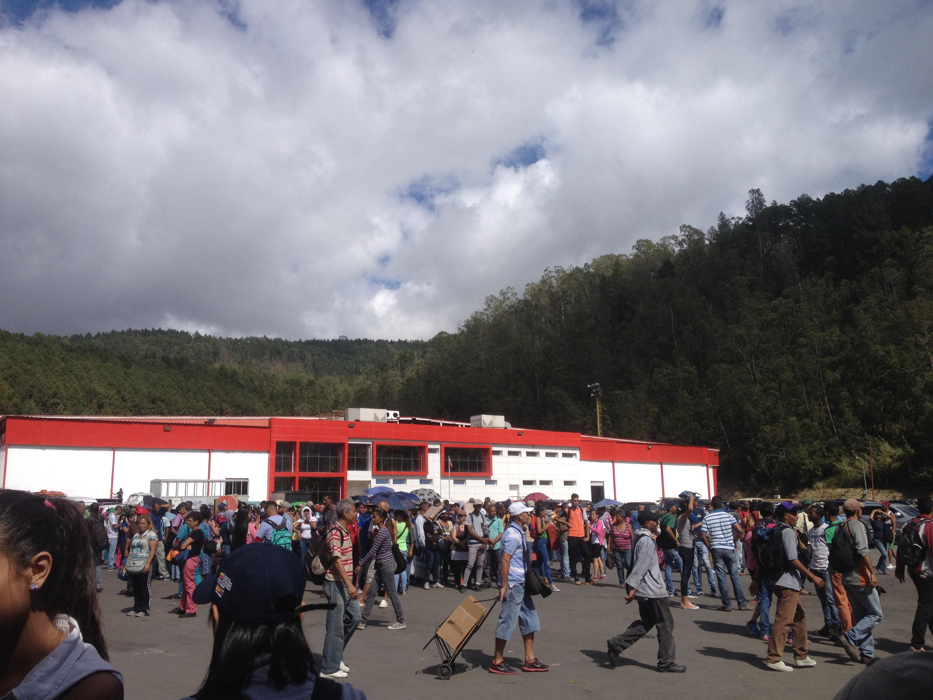 Con una comilona celebraron los enchufados de Inparques, mientras que humillan a trabajadores con una bolsa de comida