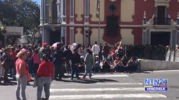 Trabajadores de ministerio de Educación protestan por el combo navideño (Video)