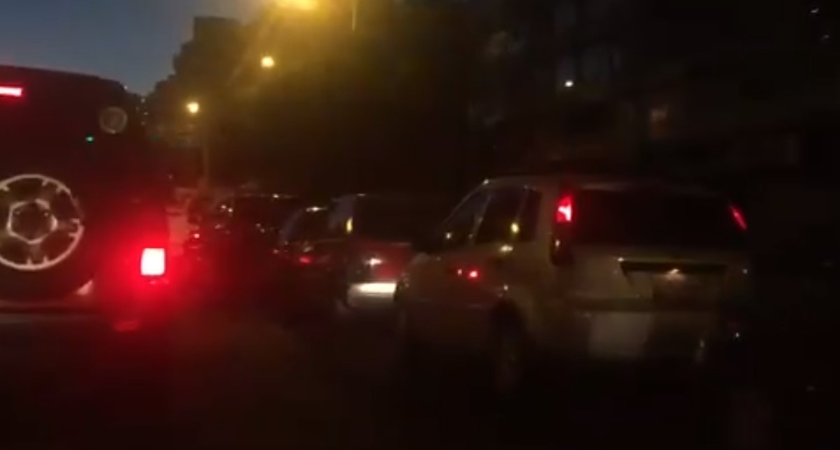 Las colas persistieron la noche del miércoles en las bombas de gasolina de Caracas (VIDEOS)