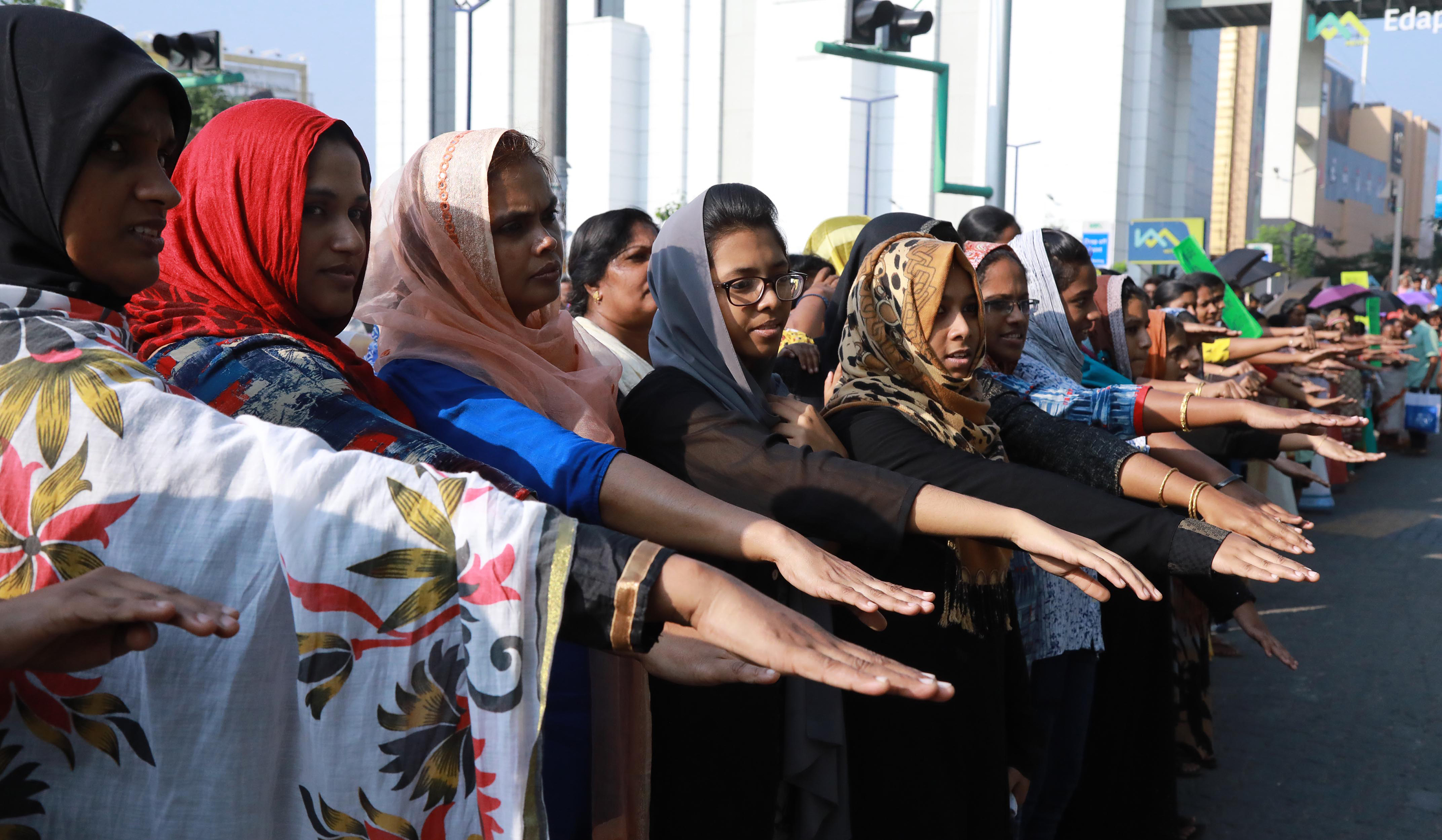 Miles de mujeres forman un muro en India para entrar en un templo que les era prohibido