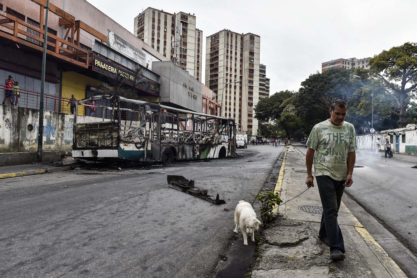 Cuatro muertos y una estatua de Chávez quemada en disturbios previos al #23Ene