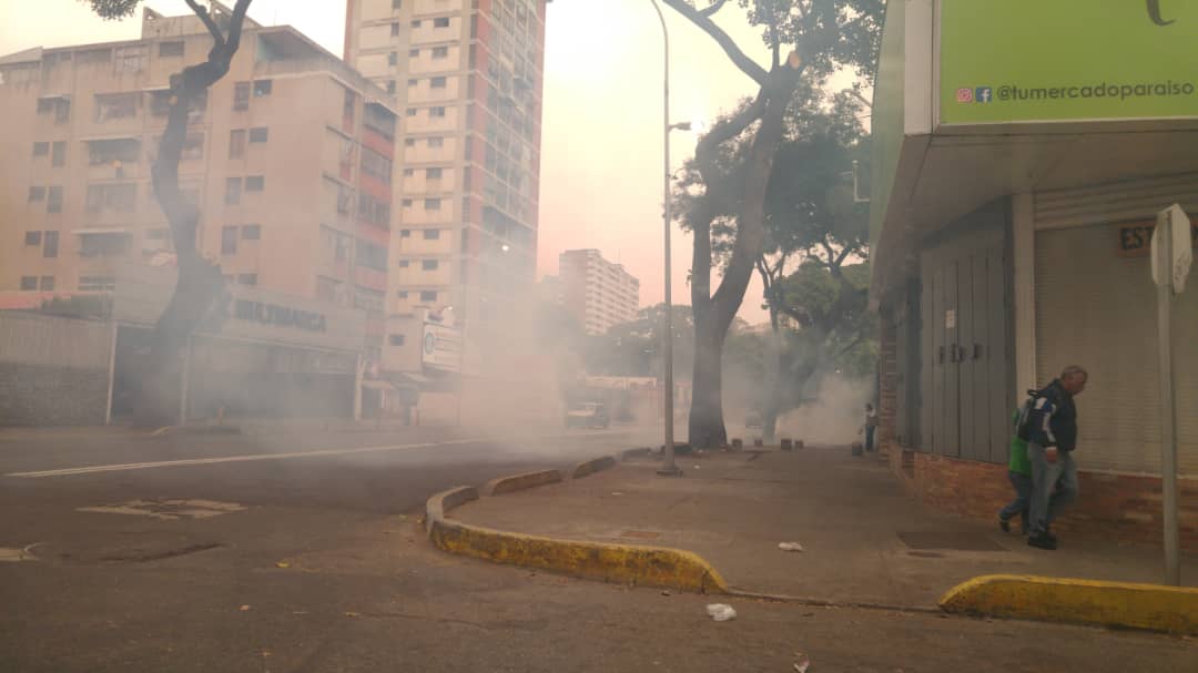 9:35 am Comienza la represión a manifestantes en El Paraíso #23Ene (VIDEO)