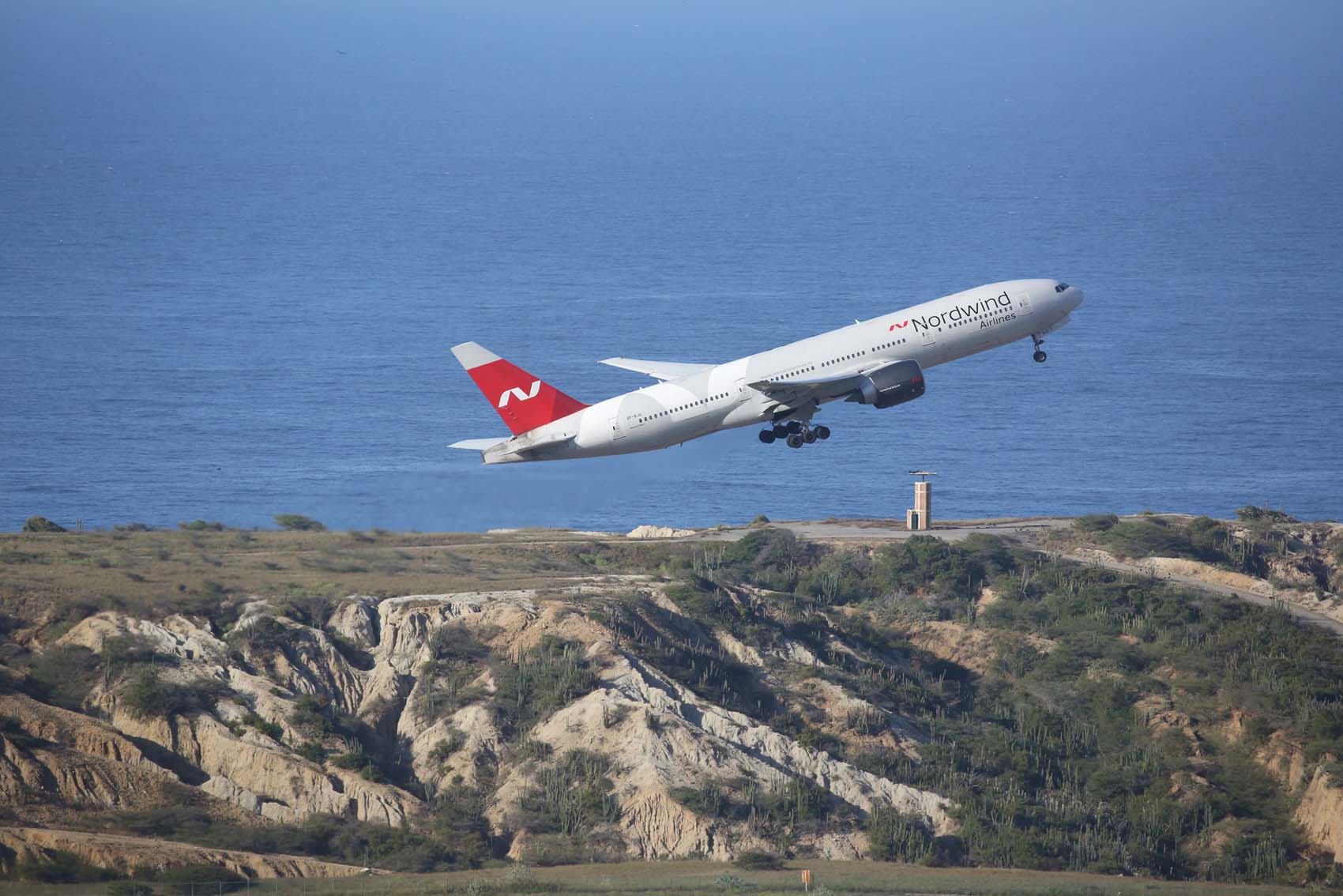 Avión que esperaba en Maiquetía el oro vendido por Maduro se fue vacío