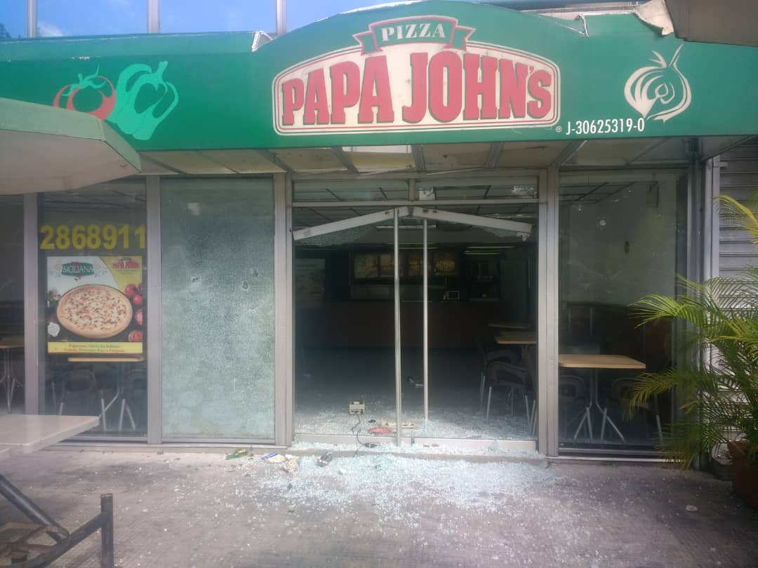 EN IMÁGENES: Así quedó esta conocida pizzería caraqueña tras saqueos nocturnos