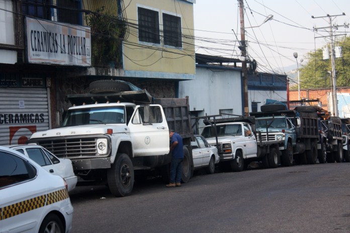 Sin repuestos ni combustible: Colapso del transporte de carga en Venezuela