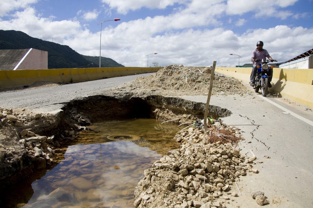 Hipólito Abreu, es contigo: Niños sin hogar usan el cráter del elevado en La Yaguara para “bañarse” (Video)