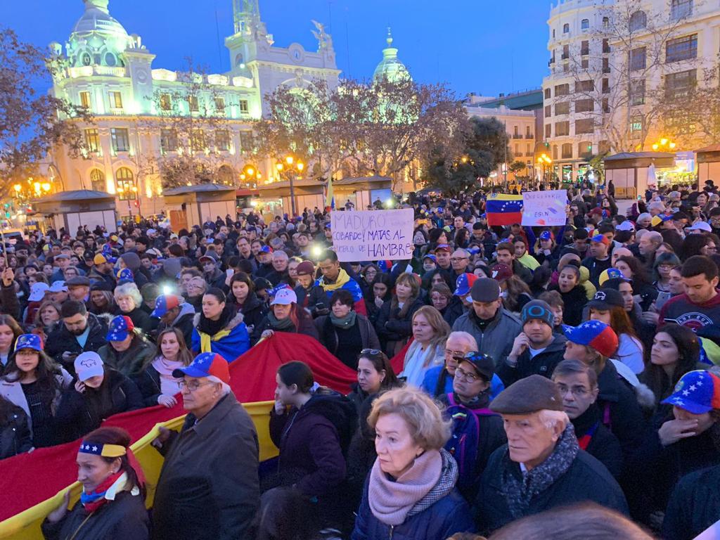 Venezolanos en España gritaron con brío y apoyaron la ruta democrática de Guaidó como Presidente Encargado