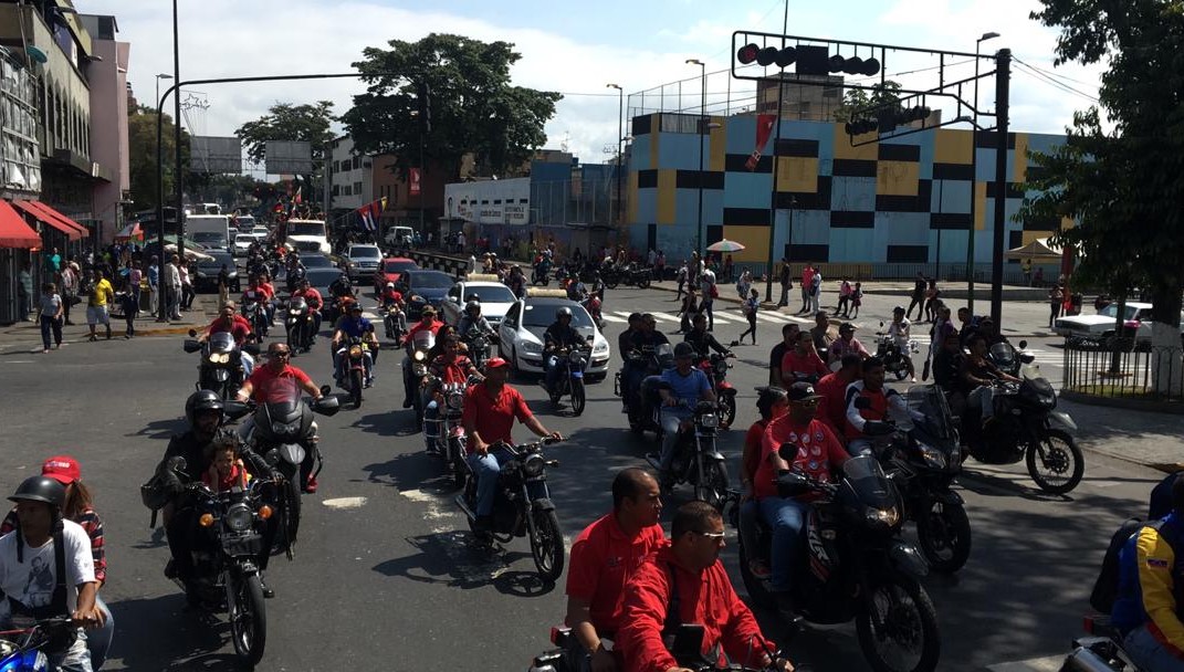 Colectivos prometen defender a Maduro con el “fusil en la mano”