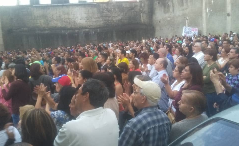 ¡A casa llena! Vecinos de San Bernardino no faltaron al cabildo abierto #22Ene (Fotos y Video)