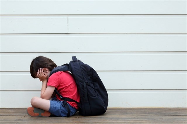 Profesora maltrató y arrastró a un niño con autismo por toda la escuela (VIDEO)