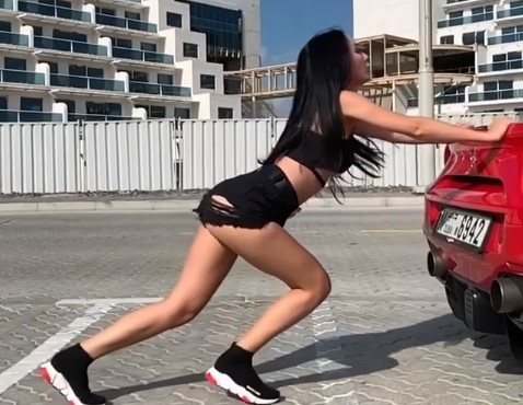 Pobrecita… esta mami rusa necesita ayuda para mover su Ferrari y nosotros queremos empujárselo (VIDEO)