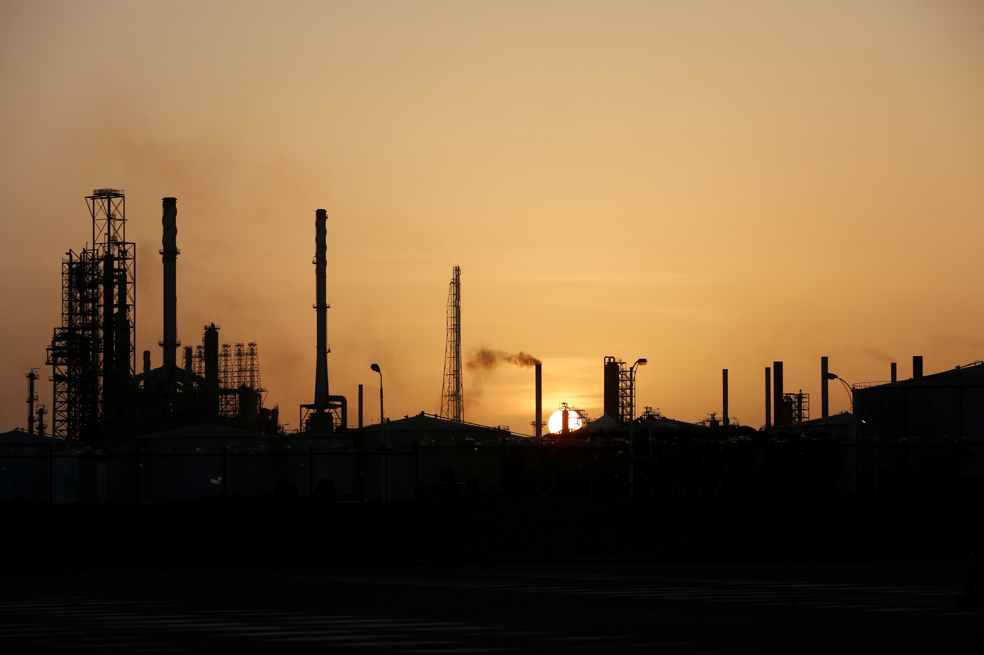 En VIDEO: Así lucen de cerca las llamas y la humareda en la refinería Cardón