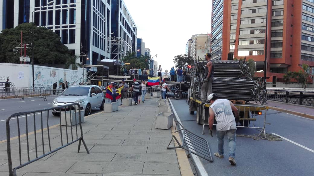 Cerrado el paso en la Francisco de Miranda por instalación de tarima #23Ene (Fotos)