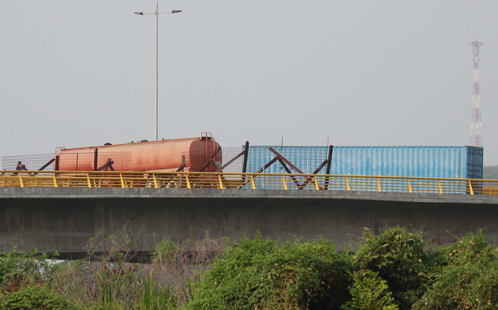 Militares bloquearon puente de Tienditas en la frontera colombo-venezolana (FOTOS)