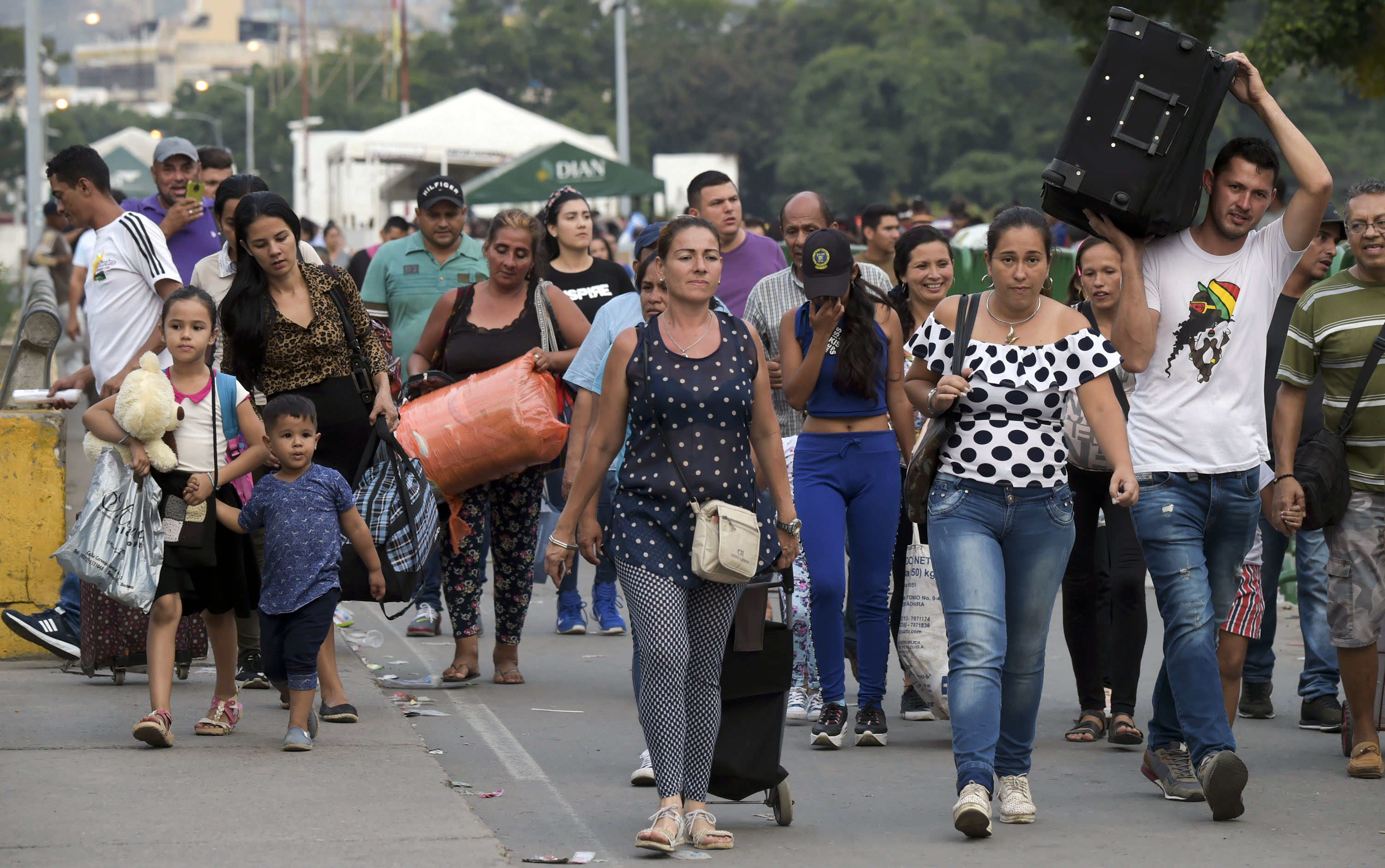 Venezolanos lloran con la esperanza de que ingrese la ayuda humanitaria (Fotos)