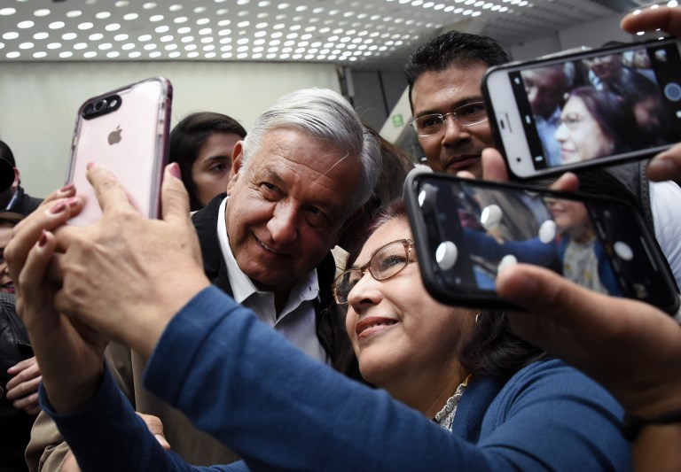 AMLO pone a temblar a policías y azafatas al viajar en vuelos comerciales (Fotos)