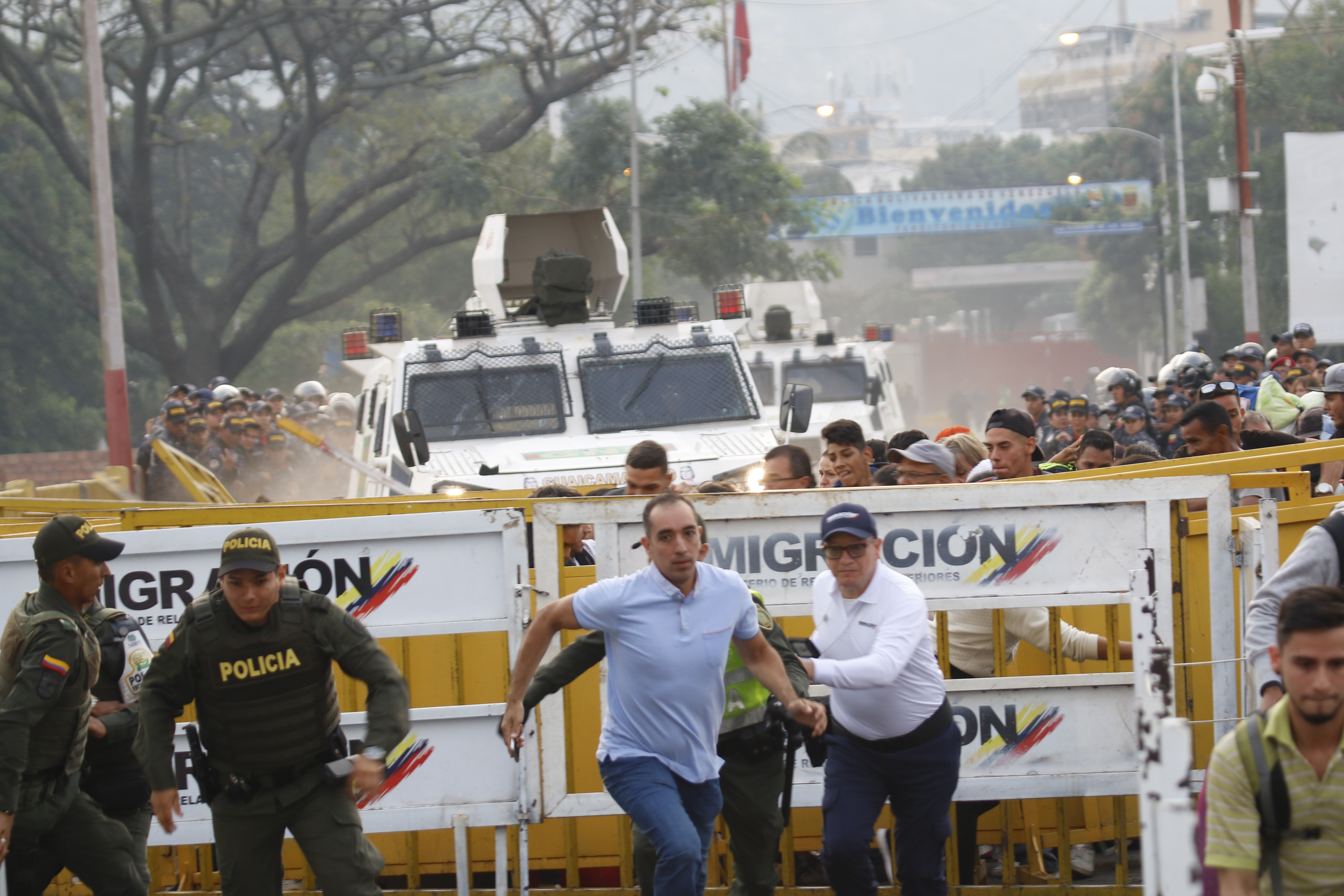 Militares que cruzaron con tanquetas a Colombia: Lo hicimos por nuestras familias, por el pueblo venezolano (FOTOS)