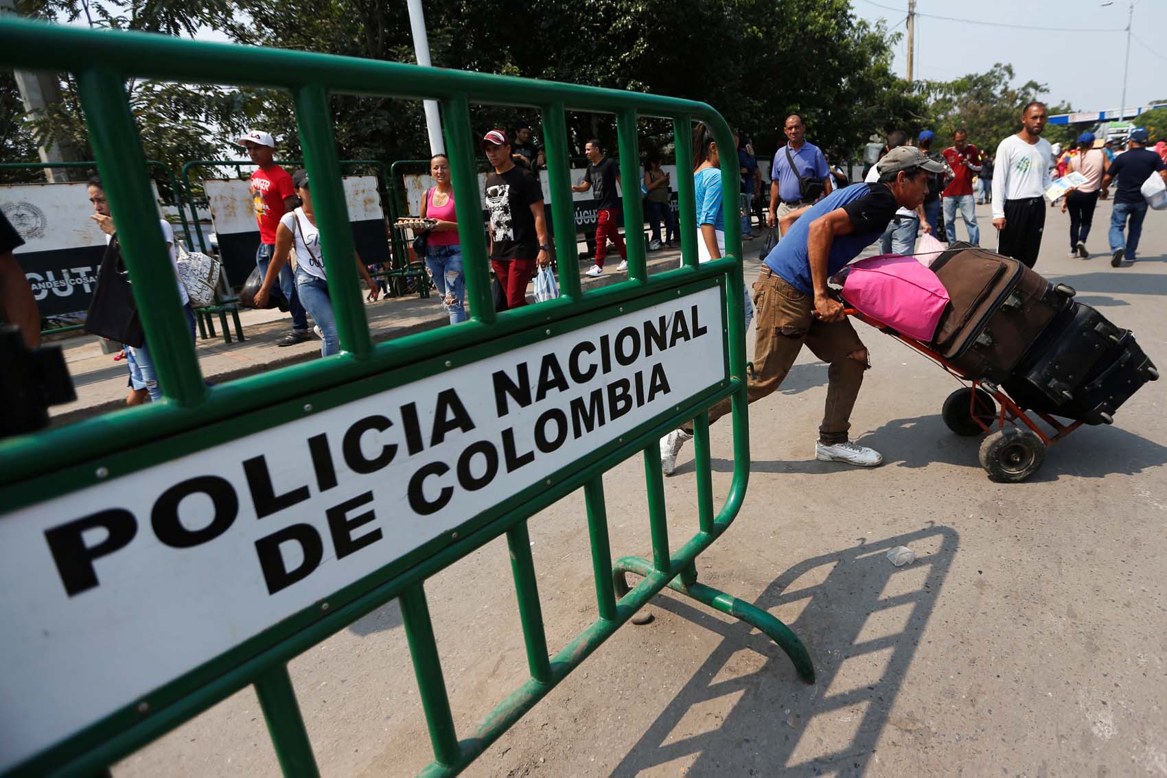 A la espera de la llegada de la ayuda humanitaria en el puente Las Tienditas (video)