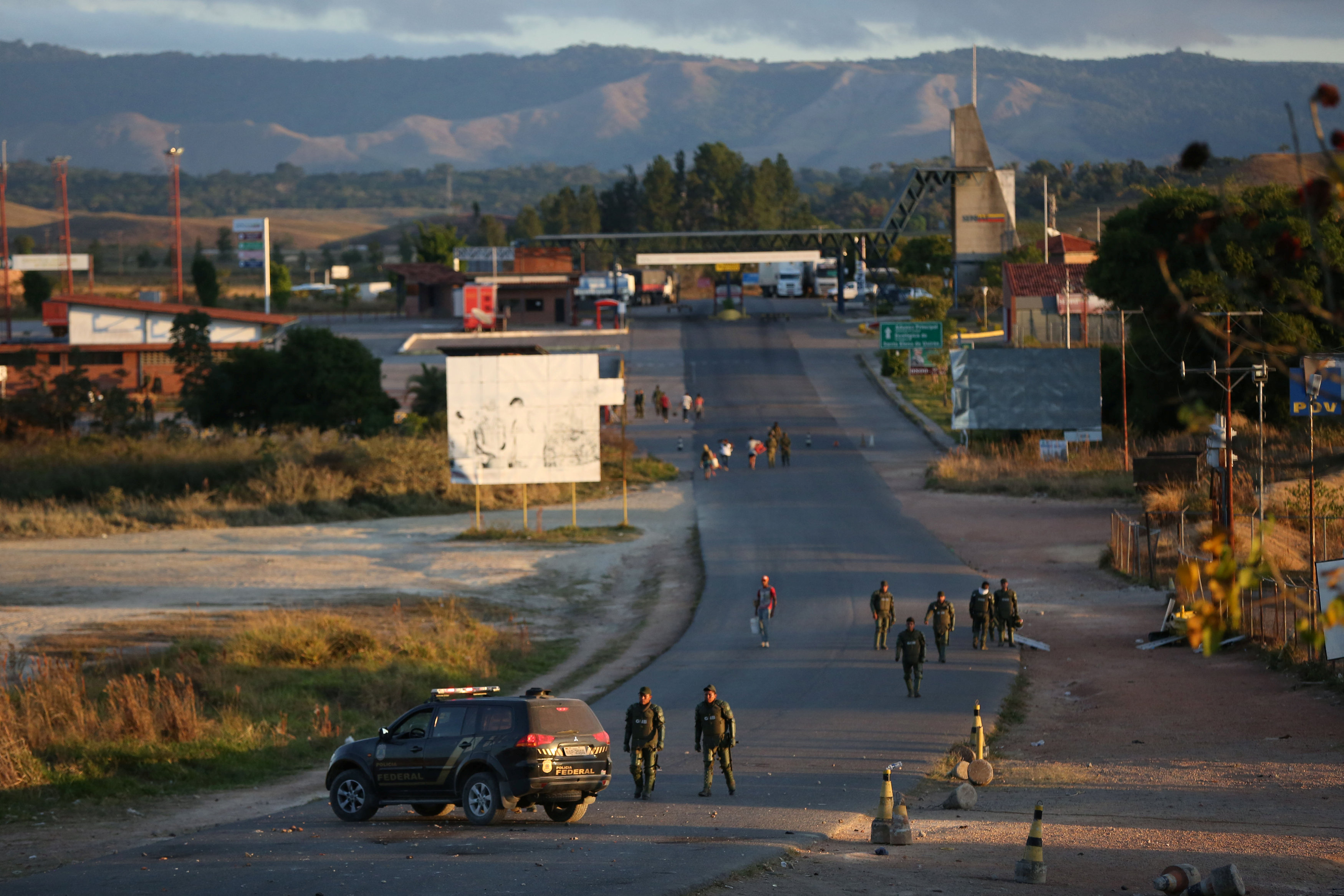 Así amanece la frontera de Venezuela con Brasil (Fotos)