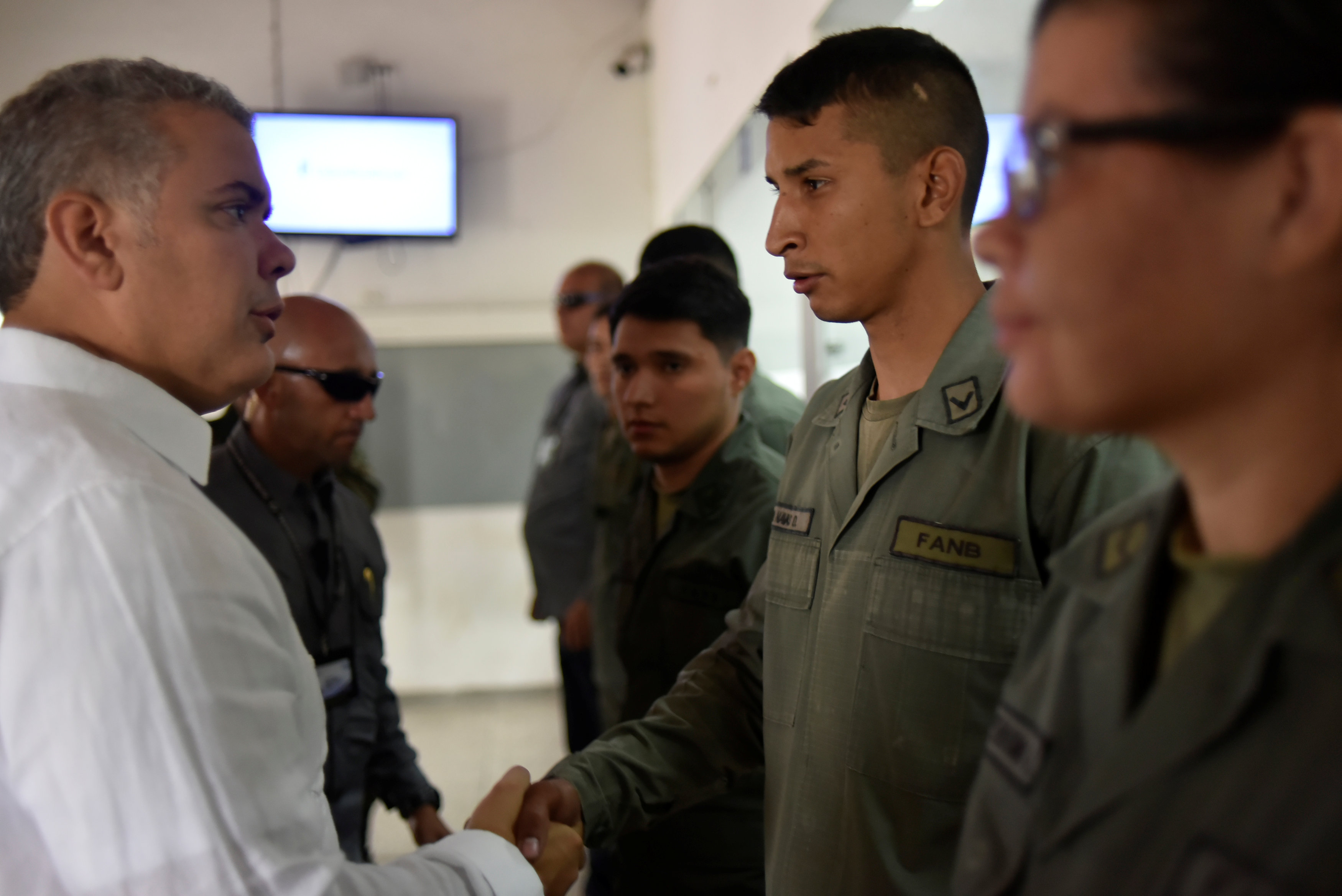 Centenar de uniformados venezolanos se apegaron a la Constitución y cruzaron hacia Colombia