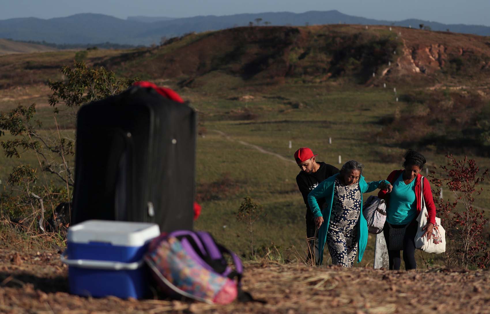 De 50 a 100 reais por persona cobran para cruzar por trochas a Brasil