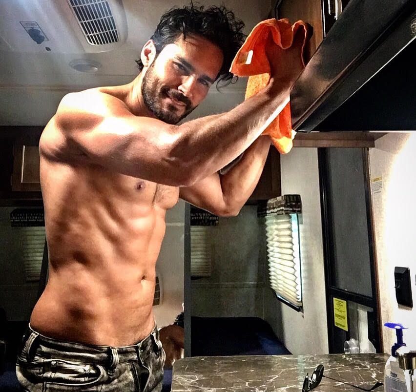 Actor de ‘Sin senos sí hay paraíso’ enciende las redes con esta foto desnudo