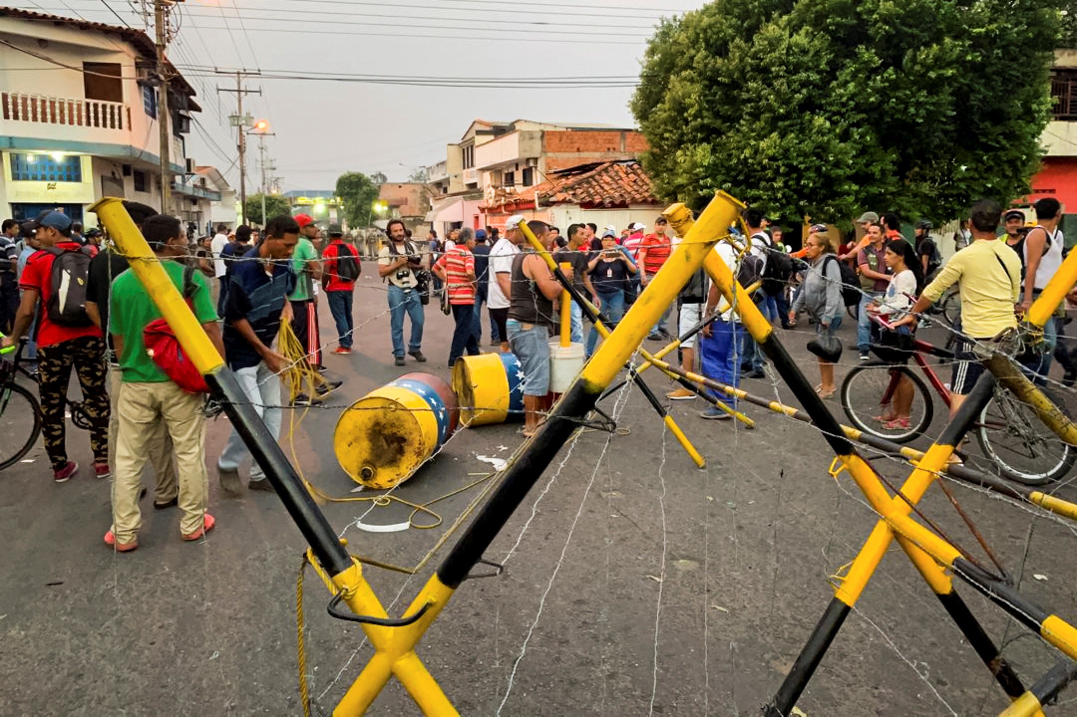 Fuertes disturbios en Ureña por cierre de la frontera #23Feb (Fotos y Video)