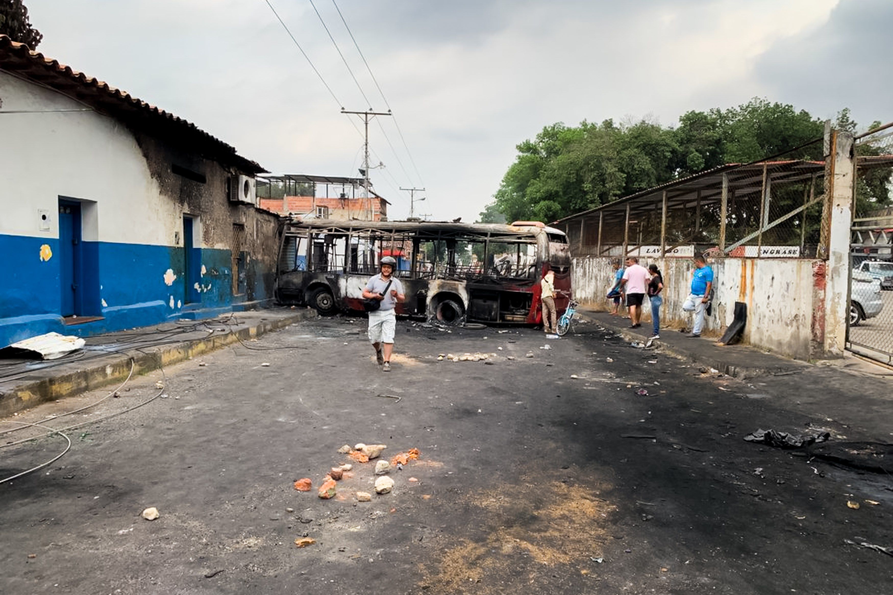 Humo, chatarra y silencio un día después de la batalla en Ureña (fotos)