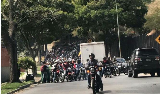 Colectivos chavistas intentaron amedrentar en los alrededores de la embajada de EEUU (Videos)