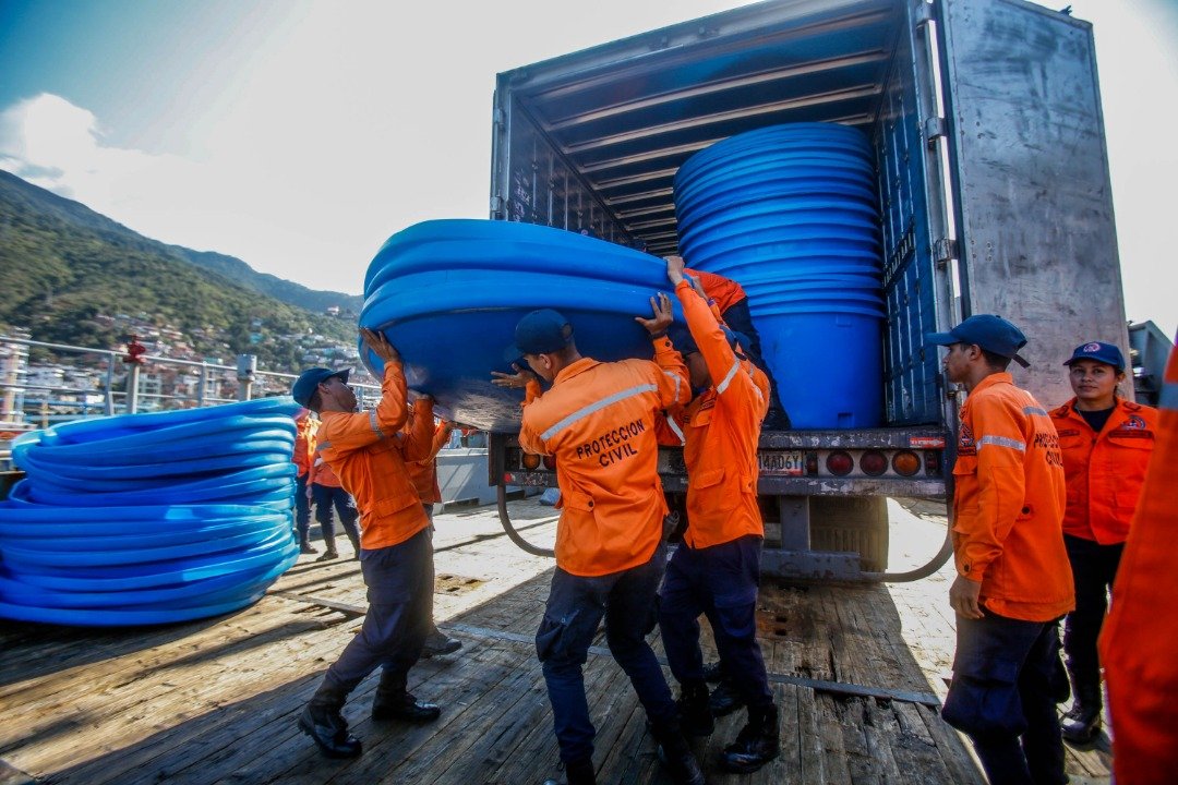 ¿Sufre usted por la escasez? Maduro envía 100 toneladas de insumos a Cuba, incluidos tanques de agua (Video)