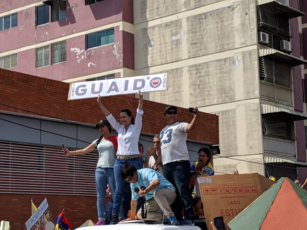 María Corina levanta a Guaidó (FOTO)